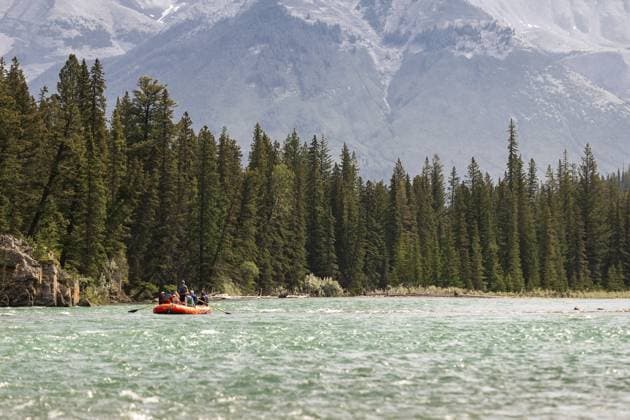 Eine Gruppe von Touristen beginnt ihre Rafting Tour auf dem Bow River am 18. Juni 2025 im Banff National Park, Banff, Alberta, Kanada, Nordamerika A group of tourists start their rafting tour of the Bow River on June 18, 2025 in Banff National Park, Banff, Alberta, Canada, North America Copyright: imageBROKER MarkxSpowart ibxmsp14171371.jpg