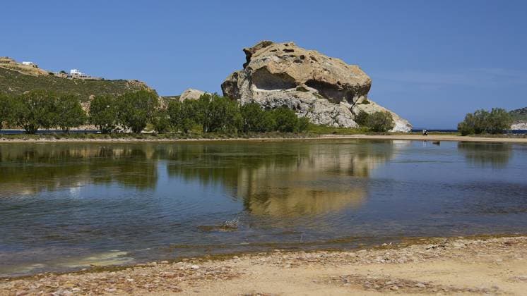 IMAGO Creative, Herbst, Reiseziel, Dodekanes, Griechische Inseln Großer Felsen spiegelt sich in einem ruhigen See unter blauem Himmel, Felsen von Kalikatsou, Saisonaler Salzsee, Patmos, Dodekanes, Griechische Inseln, Griechenland, Europa Large rock reflected in a calm lake under a blue sky, Rock of Kalikatsou, Seasonal Salt Lake, Patmos, Dodecanese, Greek Islands, Greece, Europe Copyright: imageBROKER RalfxAdler ibxraa14014735.jpg