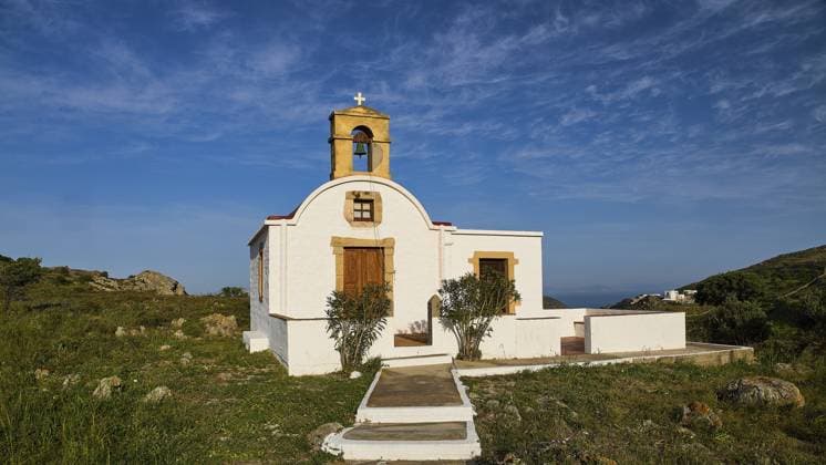 Weiße Kapelle mit Glockenturm in ländlicher, mediterraner Umgebung unter blauem Himmel, Kapelle südlich der Chora, Weltkulturerbe 1999, Chora, Patmos, Dodekanes, Griechische Inseln, Griechenland, Europa White chapel with bell tower in a rural, Mediterranean setting under a blue sky, chapel south of the Chora, World Heritage Site 1999, Chora, Patmos, Dodecanese, Greek Islands, Greece, Europe Copyright: imageBROKER RalfxAdler ibxraa14014838.jpg