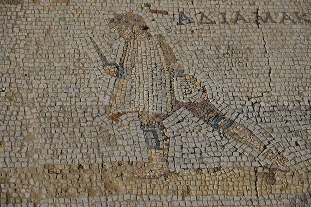 IMAGO Creative, Herbst, Reiseziel, Dodekanes, Griechische Inseln Antikes Mosaik eines Mannes mit einem Schwert in der Hand, Archäologische Stätte, Westliche Ausgrabung, Kos-Stadt, Kos, Dodekanes, Griechische Inseln, Griechenland, Europa Ancient mosaic of a man with a sword in his hand, Archaeological Site, Western Excavation, Kos Town, Kos, Dodecanese, Greek Islands, Greece, Europe Copyright: imageBROKER RalfxAdler ibxraa14045579.jpg