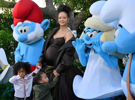 Bilder des Jahres 2025, Entertainment 07 Juli Entertainment Themen der Woche KW28 Rihanna, the voice of Smurfette in the animated musical comedy Smurfs and her sons RZA Athelston Mayers (L) and Riot Rose Mayers attend the premiere of the motion picture at Paramount Studios in Los Angeles on Sunday, July 13, 2025. Storyline: When Papa Smurf (John Goodman) is mysteriously taken by evil wizards, Razamel and Gargamel, Smurfette (Rihanna) leads the Smurfs on a mission into the real world to save him. With the help of new friends, the Smurfs must discover what defines their destiny to save the universe.  LAP2025071317 JIMxRUYMEN