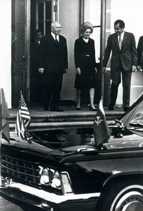 Präsident der Vereinigten Staaten Richard Nixon 1913 - 1994 4. Mai 1959 – Moskau, Russland – Richard Nixon (9. Januar 1913 – 22. April 1994) war der 37. Präsident der Vereinigten Staaten (1969–1974), nachdem er zuvor der 36. Vizepräsident der Vereinigten Staaten (1953–1961) gewesen war. Als Mitglied der Republikanischen Partei war er der einzige Präsident, der sein Amt niederlegte, und der einzige, der zweimal sowohl zum Präsidenten als auch zum Vizepräsidenten gewählt wurde. Mit dem sowjetischen Premier Nikita Chruschtschow, 1959. Moscow Russia *** President the United States Richard Nixon 1913 1994 4 May 1959 – Moscow, Russia – Richard Nixon 9 January 1913 – 22 April 1994 was the 37 President the United States 1969-1974 , after he pr  Copyright: xUnitedxArchivesx xkpaxKeystonex 19700805_sha_k09_357