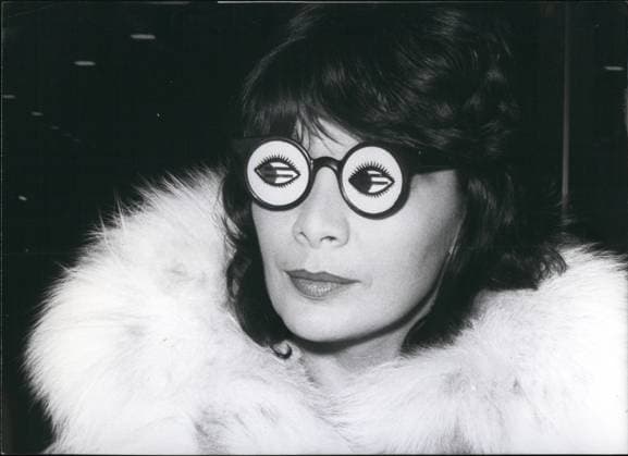 Bands Komponisten Instrumente Musiker Oper Orchester Schallplatten Sänger Songwriter Symphonien 12. Dezember 1970 - Juliette Greco in München für Synchronarbeiten. Juliette Greco, die sich hinter dieser witzigen Verkleidung verbirgt, meinte es nur scherzhaft. Die Chansonette aus Paris präsentierte sich in diesem Pop-Outfit (Foto) in München, wo sie zwischen einer Japanreise und einer Frankreichtournee einen Tag verbrachte, um in den Bavaria-Studios die beiden Heinz-Liesendahl-Shows Paris After Notes und Corrida Musical auf Englisch zu synchronisieren. Die witzige Brille bekam sie von einem Fan geschenkt und probierte sie sofort aus! Keystone-Foto, 2. Dezember 1970 *** Bands Composers Instruments musici  Copyright: xUnitedxArchivesx xkpaxKeystonex 19701212_baf_k09_062