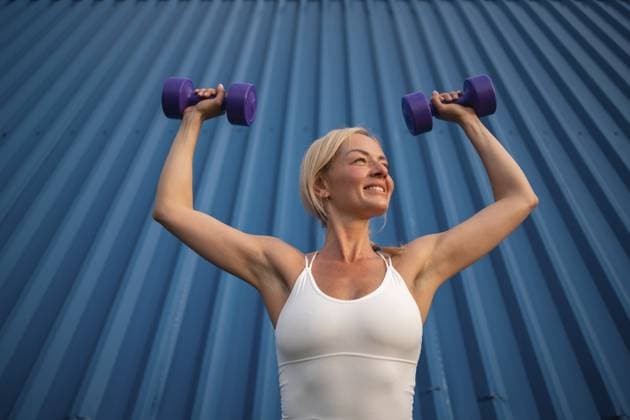 Creative Highlight Symbolbilder Erwachsene weibliche Frau mit Hanteln im Freien tun Schulter Bodybuilding Workout Adult female woman with dumbbells outdoors doing shoulder bodybuilding workout. Copyright: imageBROKER AlexandraxTroyan ibxiqx13809624.jpg ,model released, Symbolfoto ,property released