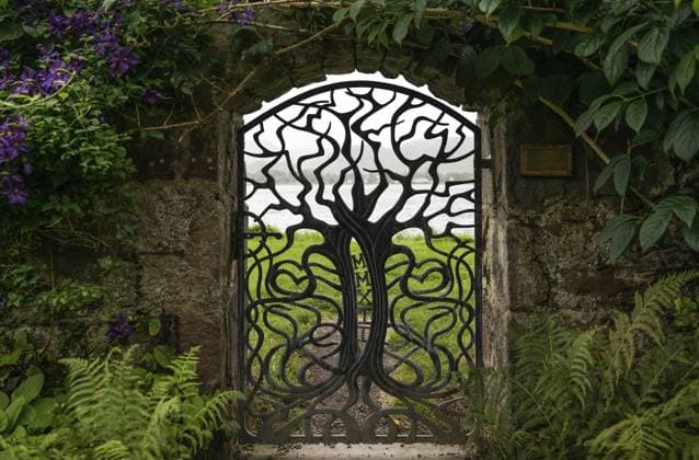 Kunstvolle schmiedeiserne Tür, Inverewe Gardens, einer der nördlichst gelegenen botanischen Gärten der Welt, gegründet von Osgood Mackenzie, Walled Garden, ummauerter Garten, Poolewe, Loch Ewe, Highlands, Hochland, Schottland, Großbritannien, Europa Ornate wrought-iron door, Inverewe Gardens, one of the most northerly botanical gardens in the world, founded by Osgood Mackenzie, Walled Garden, Poolewe, Loch Ewe, Highlands, Highlands, Scotland, Great Britain Copyright: imageBROKER OlafxKrüger ibxomk13838353.jpg