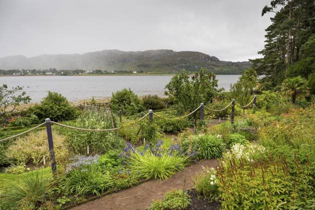 Inverewe Gardens, einer der nördlichst gelegenen botanischen Gärten der Welt, gegründet von Osgood Mackenzie, Walled Garden, ummauerter Garten, Poolewe, Loch Ewe, Highlands, Hochland, Schottland, Großbritannien, Europa Inverewe Gardens, one of the most northerly botanical gardens in the world, founded by Osgood Mackenzie, Walled Garden, Poolewe, Loch Ewe, Highlands, Highlands, Scotland, Great Britain Copyright: imageBROKER OlafxKrüger ibxomk13848295.jpg