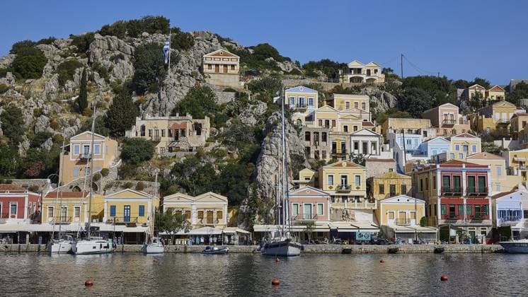 IMAGO Creative, Herbst, Reiseziel, Dodekanes, Griechische Inseln Bunte Häuser am Felsen mit Booten am Wasser bilden ein harmonisches Küstenbild, Symi Stadt, Symi, Dodekanes, Griechische Inseln, Griechenland, Europa Colourful houses on the rocks with boats on the water form a harmonious coastal picture, Symi Town, Symi, Dodecanese, Greek Islands, Greece, Europe Copyright: imageBROKER RalfxAdler ibxraa13828361.jpg