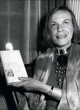 Autor Buchrezensent Kolumnist Herausgeber Dichter Verleger Schriftsteller 25. März 1971 - Ingeborg Bachmann präsentiert ihren ersten Roman: Malina ist der Titel des ersten Romans von Ingeborg Bachmann. Die mit dem Bucher-Preis ausgezeichnete deutsche Lyrikerin und Erzählerin präsentierte ihr neues Buch in Frankfurt (Deutschland), wo sie Teile aus Malina las. *** Author Book reviewer Columnist Publisher Poet Publisher Writer 25 March 1971 Ingeborg Bachmann presents their first Novel Malina is the Title of first Romans from Ingeborg Bachmann the with the Bucher Price excellent German poetess and Narrator presented their New Book in Frankfurt Germany , where you Parts from Malina Las  Copyright: xUnitedxArchivesx xkpaxKeystonex 19710325_baf_k09_001