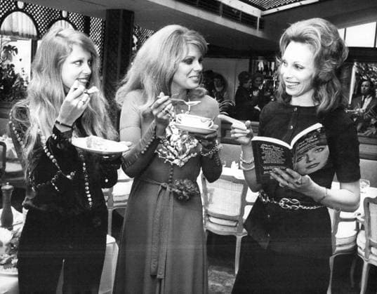 Autor Buchrezensent Kolumnist Herausgeber Dichter Verleger Schriftsteller 5. Mai 1971 - Neues Kochbuch Not just a pretty face bei einem Empfang im Les Ambassadeurs Club vorgestellt: Heute Morgen fand im Les Ambassadeurs Club, Hamilton Place, WI, ein Empfang zur Vorstellung des neuen Kochbuchs Not just a Pretty Face von Gaynor Millington statt. Darin sind verschiedene von 50 führenden Models ausgewählte Gerichte aufgeführt. Gaynor Millington, selbst ein ehemaliges Model, spendet alle Tantiemen aus dem Buch an den Save the Children Fund. Das Buch erscheint bei Corgi Books zum Preis von 50 Pence. Auf dem Foto sieht man LR Pattie Harrison, Joanna Lumley und Autorin Gaynor Millington beim Ausprobieren einiger Rezepte. *** Aut  Copyright: xUnitedxArchivesx xkpaxKeystonex 19710505_baf_k09_196