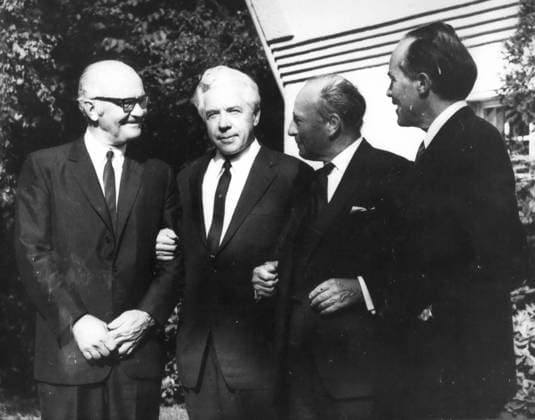 US-Politik Regierung 8. August 1971 – Berliner Abkommen: Die Botschafter Amerikas, Russlands, Großbritanniens und Frankreichs paraphierten gestern einen Entwurf eines Berliner Abkommens, wonach die Kommunisten keine Transitgüter zwischen Westdeutschland und Westberlin mehr kontrollieren werden. Foto: Die vier Botschafter nach ihrem gestrigen Treffen in Berlin. (Von links nach rechts): Kenneth Rush (USA), Pjotr Abrasimow (Russland), Sir Roger Jackiling (Großbritannien) und Jean Sauvagnargues (Frankreich). *** US politics Government 8 August 1971 – Berlin Agreement the Ambassador Americas, Russia, United Kingdom and France initialed yesterday a Draft one Berlin Agreement, according to which the Communists none Goods in transit betw  Copyright: xUnitedxArchivesx xkpaxKeystonex 19710808_baf_k09_029