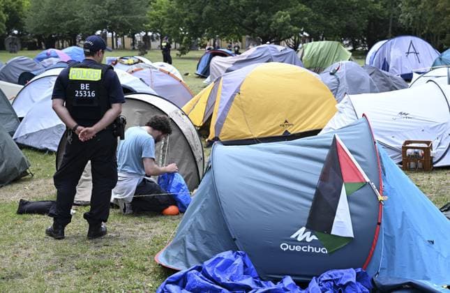 Bilder des Jahres 2025, News 07 Juli Police evicts Pro-Palestinian camp near Berlin Chancellery BERLIN, GERMANY - JULY 14: Police evicted the camp that is set up by the Pro-Palestinian supporters near the Chancellery building in Berlin, Germany on July 14, 2025. Halil Sagirkaya Anadolu Berlin Germany. Editorial use only. Please get in touch for any other usage.  Copyright: x2025xAnadoluxHalilxSagirkayax