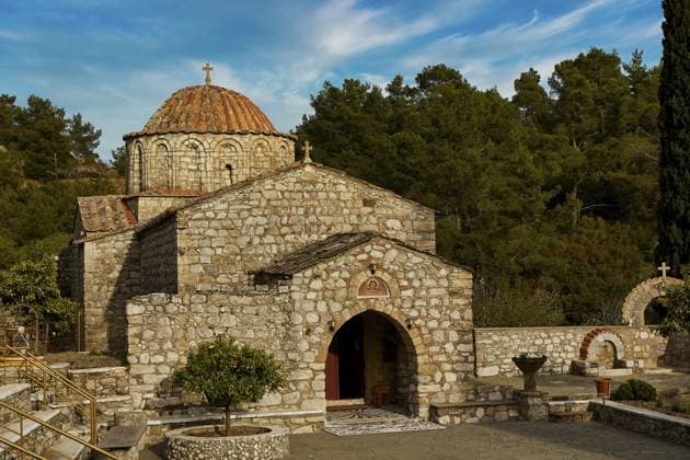 Historische Steinkirche unter blauem Himmel umgeben von Bäumen, Kloster Thari, Moni Thari, Nähe Gadouras Stausee, einsame Bergregion, Rhodos, Dodekanes, Griechische Inseln, Griechenland, Europa Historic stone church under a blue sky surrounded by trees, Thari Monastery, Moni Thari, near Gadouras Reservoir, lonely mountain region, Rhodes, Dodecanese, Greek Islands, Greece, Europe Copyright: imageBROKER RalfxAdler ibxraa13787470.jpg