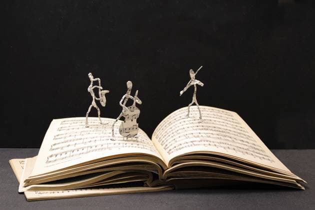 Figuren von Jazzmusikern auf den Seiten eines Notenheftes, Kopierraum Figurines of jazz musicians on the pages of a music notebook, copy space Copyright: imageBROKER MarinaxKomrakova ibxtdz13839336.jpg