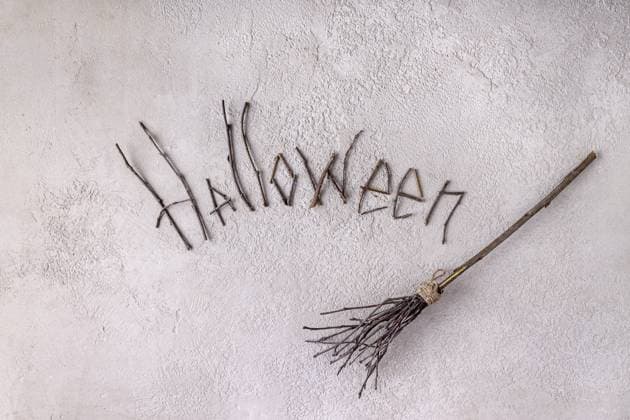 Das Wort Halloween besteht aus trockenen Zweigen, einem Besen auf beigem Putz The word Halloween is made of dry twigs, a broom on beige plaster Copyright: imageBROKER MarinaxKomrakova ibxtdz14285008.jpg