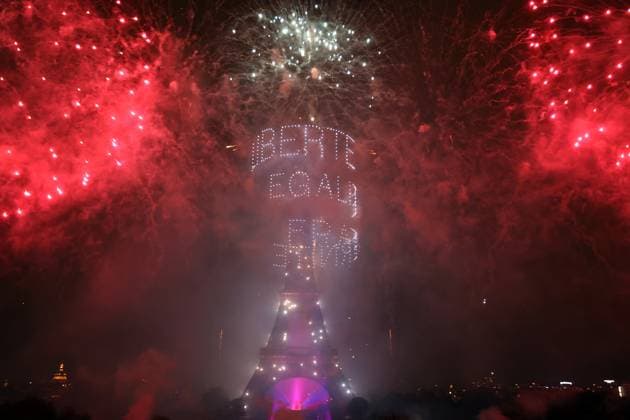 Bilder des Jahres 2025, News 07 Juli News Bilder des Tages Fireworks and drones light the Eiffel Tower during the Bastille Day celebrations in Paris, France, on Monday, July 14, 2025. French cities increasingly turn to drone light shows, prioritizing environmental safety over traditional fireworks that risk sparking wildfires in drought-prone areas.  PAR20250714212 MAYAxVIDON-WHITE