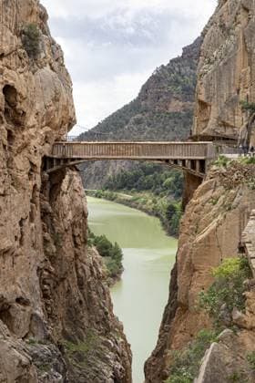 Eine Holzbrücke schwebt über einem Fluss, umgeben von dramatischen Felsen am Caminito del Rey Wanderwg, Malaga, Spanien, Europa A wooden bridge hovers over a river, surrounded by dramatic cliffs on the Caminito del Rey hiking trail, Malaga, Spain, Europe Copyright: imageBROKER ThomasxHeitz ibxtsh13736375.jpg