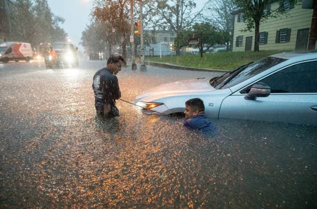 Bilder des Jahres 2025, News 07 Juli News Bilder des Tages July 14, 2025, Plainfield, New Jersey, U.S: Men try to tow their car out of the rain swell during a flash flood on Watchung Avenue in Plainfield, New Jersey. Motorists and residents were left stranded in their cars, the local high school and reports of flooded homes. Earlier in July Plainfield suffered fatalities from a heavy storm that contained hail and heavy winds tearing down power lines and damaging homes in Plainfield along with other Central Jersey towns. Plainfield U.S - ZUMAp140 20250714_zap_p140_031 Copyright: xBrianxBranchxPricex