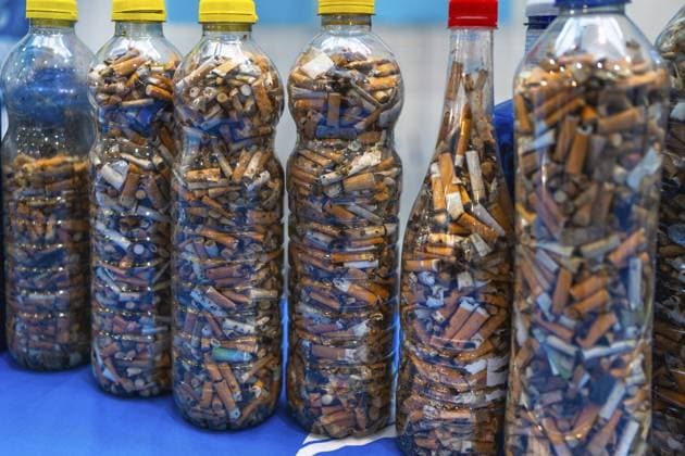 Mit gebrauchten Zigarettenstummeln gefüllte Plastikflaschen machen auf die Umweltauswirkungen des Rauchens und der unsachgemäßen Entsorgung aufmerksam und schärfen das Bewusstsein für die Umweltverschmutzung Plastic bottles filled with used cigarette butts highlight the environmental impact of smoking and improper disposal, raising awareness about pollution Copyright: imageBROKER UnaixHuizi ibxuhu13995205.jpg ,model released, Symbolfoto ,property released