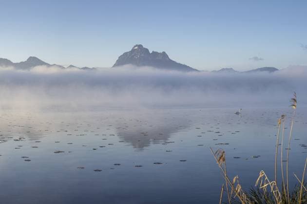 Sonnenaufgang am Hopfensee bei Füssen, dahinter das Tegelbermassiv und der Säuling, Ostallgäu, Allgäu, Oberschwaben, Schwaben, Bayern, Deutschland, Europa Sunrise at Lake Hopfensee near Füssen, with the Tegelberg massif and the Säuling behind it, Ostallgäu, Allgäu, Upper Swabia, Swabia, Bavaria, Germany, Europe Copyright: imageBROKER WalterxG.xAllgöwer ibxwga13798698.jpg