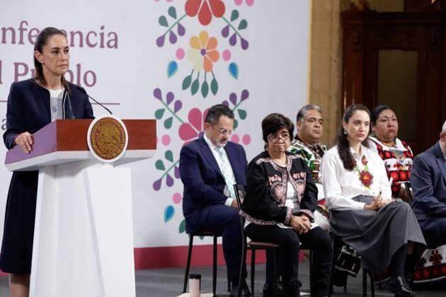 News Bilder des Tages Mexico™s President Claudia Sheinbaum Holds Briefing Mexico™s President Claudia Sheinbaum Pardo said that the statements made by Ovidio Guzman s defense attorney were disrespectful and that they would sue him for defamation during a briefing conference at National Palace. on July 14, 2025 in Mexico City, Mexico. Mexico City CDMX Mexico Copyright: xLuisxBarronx