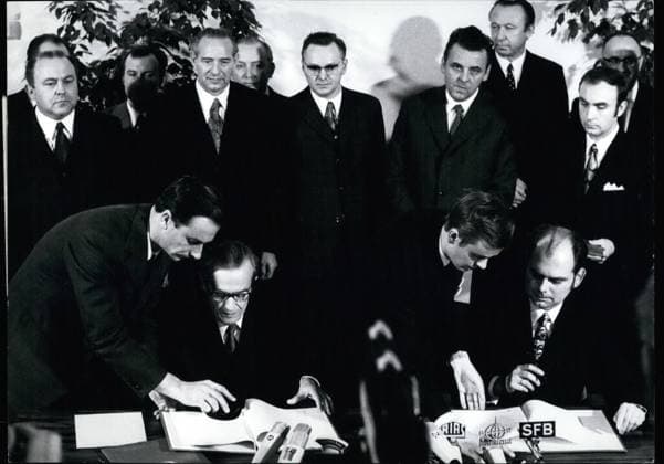 Deutschland Litauen Polen 12. Dezember 1971 - Berliner Papiere werden heute in Westberlin gegengezeichnet. Der Verhandlungsführer des Senats, Ullrich Müller, und der DDR-Staatssekretär, Konteradmiral Kohrt, unterzeichnen das Berliner Abkommen über den Besuch der Westberliner im Ostsektor und der DDR und schließen einen offiziellen Austausch ab. OPS: Links Staatssekretär Günther Kohrt (hinter ihm Peter Florin) und rechts Ullrich Müller bei ihrer Gegenzeichnung im Stadtzentrum Schöneberg in Westberlin. *** Germany Lithuania Poland 12 December 1971 Berlin Papers become Today in West Berlin countersigned the Negotiator of Senate, Ullrich Müller, and the GDR State Secretary, Rear Admiral Kohrt, sign the Berlin Agreement via the Visi  Copyright: xUnitedxArchivesx xkpaxKeystonex 19711212_baf_k09_131