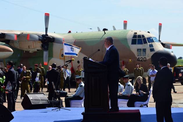 Le Premier Minister israelien Benjamin Netanyahu participe à une cérémonie pour le 40ème anniversaire du raid sur Entebbe en Ouganda le 4 juillet 2016. Prime Minister Benjamin Netanyahu attends a ceremony in Entebbe, commemorating the 40 th anniversary of Operation Entebbe. His brother, Yonathan Netanyahu was killed during this operation in 1976. Entebbe Ouganda *** Israeli Prime Minister Benjamin Netanyahu attends a ceremony for the 40th anniversary of the raid on Entebbe, Uganda July 4, 2016 Prime Minister Benjamin Netanyahu attends a ceremony in Entebbe, commemorating the 40 th anniversary of Operation Entebbe His brother, Yonathan Netanyahu was killed during this operation in 1976 Entebbe Uganda  Copyright: xGPOxviaxBestimagexGPOxviaxBestimagex