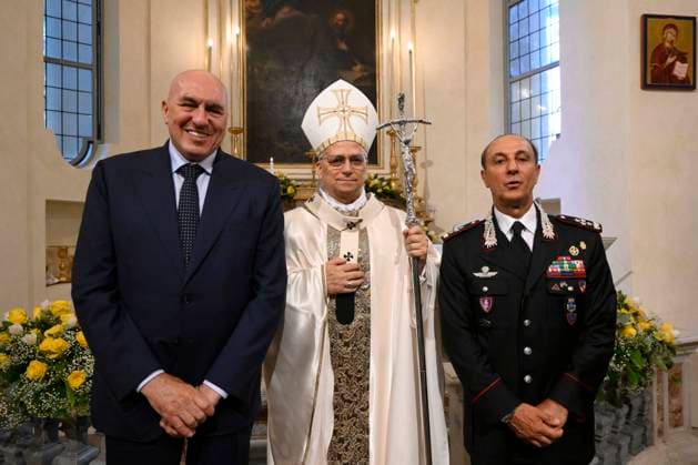 ITALY - POPE LEO XIV CELEBRATES MASS OMSODE BUILDING OF THE HISTORIC CASTHE GANDOLFO CARBINIERI COMPANY IN CASTEL GANDOLFO - 2025 7 15 Italy, Castel Gandolfo , Vatican, 2025 7 15 Pope Leo XIV posa per una foto con Guido Crosetto è l attuale Ministro della difesa (L) after a Mass in the little church inside the building of the historic Castel Gandolfo Carabinieri Company, in Castel Gandolfo, 40 km southeast of Rome,. The newly elected Pope Leo XIV is taking a summer break from 06 July to 20 July at the papal palace in Castel Gandolfo, a longtime country residence for pontiffs located just outside Rome EDITORIAL USE ONLY - NO BOOKS Copyright: xVATICANxMEDIAx