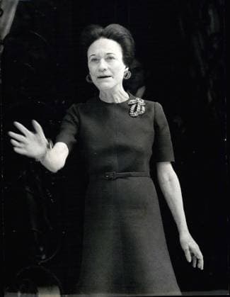 Britische Königsfamilie 19. Mai 1972 – WALLIS SIMPSON, die Herzogin von Windsor, winkt der Königin, als sie im Auto abfährt. *** British Royal family 19 May 1972 – Wallis SIMPSON, the Duchess from Windsor, beckons the Queen, as you at Car leaves  Copyright: xUnitedxArchivesx xkpaxKeystonex 19720519_baf_k09_002