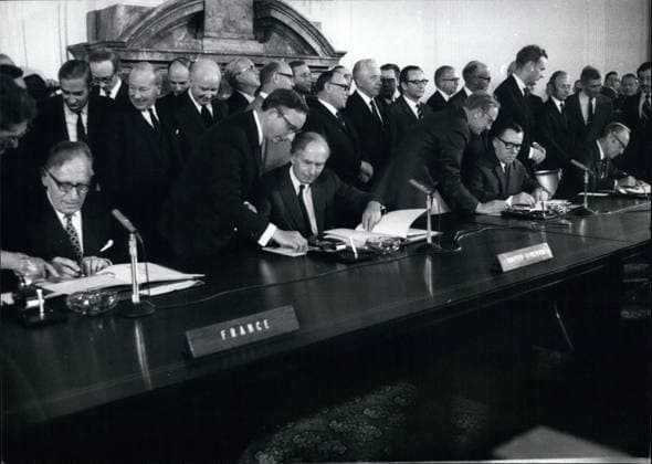 Deutschland Litauen Polen 6. Juni 1972 - Ein historischer Tag für Berlin: Heute unterzeichneten die vier Außenminister das Berliner Abkommen im ehemaligen Kontrollrat in Berlin. Das Foto zeigt von links nach rechts Außenminister Sehumann (Frankreich), Außenminister Douglas-Home (Großbritannien), Außenminister Andrej Gromiko (Udsser) und Außenminister Rogers (Amerika). *** Germany Lithuania Poland 6 June 1972 a Historical Day for Berlin Today signed the four Foreign Minister the Berlin Agreement at former Control Council in Berlin the Photo shows from left to right Foreign Minister Sehuman France , Foreign Minister Douglas Home Great Britain , Foreign Minister Andrej Gromiko Udsser and Foreign Minister Rogers America  Copyright: xUnitedxArchivesx xkpaxKeystonex 19720606_baf_k09_010