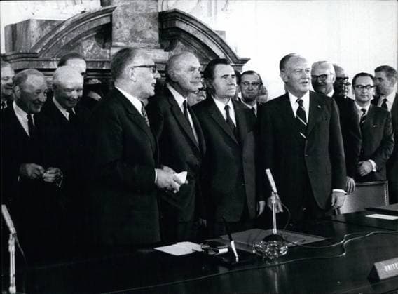 Deutschland Litauen Polen 6. Juni 1972 - ein Tag der Geschichte für Berlin: Heute unterzeichneten die vier Außenminister das Berliner Abkommen im ehemaligen Kontrollrat in Berlin. Foto zeigt. vlnr Außenminister Schumann (Frankreich), Außenminister Douglas-Home (Vereinigtes Königreich), Außenminister Andrej Gromiko (UDSSR) und Außenminister Rogers (Amerika) *** Germany Lithuania Poland 6 June 1972 a Day the History for Berlin Today signed the four Foreign Minister the Berlin Agreement at former Control Council in Berlin Photo shows see Foreign Minister Schumann France , Foreign Minister Douglas Home United Kingdom , Foreign Minister Andrej Gromiko USSR and Foreign Minister Rogers America  Copyright: xUnitedxArchivesx xkpaxKeystonex 19720606_baf_k09_146