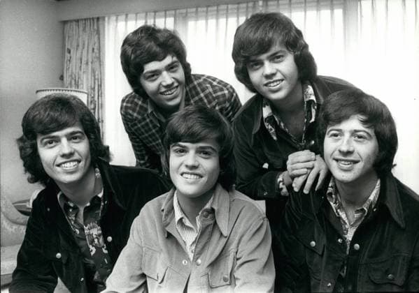 Die Osmond-Brüder 10. Oktober 1972 – Die Osmond Brothers sind da: Die berühmte amerikanische Popgruppe, die Osmond Brothers, ist für ihre Großbritannien-Tournee in London angekommen. Das Foto zeigt die Osmond Brothers heute in ihrem Hotel in London. (V. l. n. r. – hinten): Merrill und Jay. (V. l. n. r. – vorne): Alan; Donny und Wayne. *** the Osmond Brothers 10 October 1972 – the Osmond Brothers are as the famous American pop group, the Osmond Brothers, is for their Great Britain Tour in London arrived the Photo shows the Osmond Brothers Today in their Hotel in London V l n r – at the back Merrill and Jay V l n r – front Alan Donny and Wayne  Copyright: xUnitedxArchivesx xkpaxKeystonex 19721010_baf_k09_037