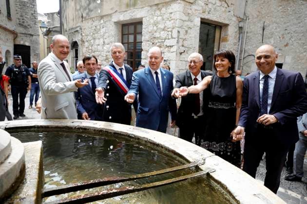 Bilder des Jahres 2025, Entertainment 07 Juli Prince Albert II Saint Paul de Vence PHOTOPQR NICE MATIN Dylan Meiffret Saint Paul de Vence 15 07 2025 Visit to the village of Saint Paul de Vence by Prince Albert II of Monaco, retracing the career of his mother Grace Kelly, who visited the village in 1955 A Grimaldi de Monaco historic site sign was unveiled at the entrance to the town paper Marie Cardona Saint Paul de Vence 15 07 2025 Visit to the village of Saint Paul de Vence by Prince Albert II of Monaco, retracing the career of his mother Grace Kelly, who visited the village in 1955 Saint Paul de Vence France  Copyright: xPHOTOPQR NICExMATIN MAXPPPxDylanxMeiffretx 20250715NIM2671 20250715NIM2671