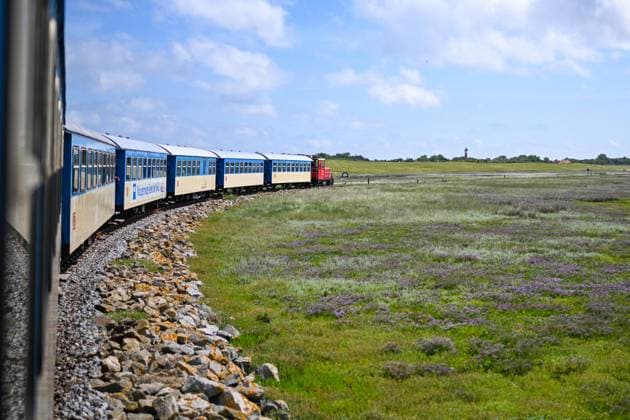 Reise - Wangerooge 2025 am 09.07.2025 Die Inselbahn fährt über die Salzwiesen und bringt die Urlauber von der Fähre zum Bahnhof. Foto: osnapix Reisen - Wangerooge 2025 *** Journey Wangerooge 2025 on 09 07 2025 The island train runs across the salt marshes and takes vacationers from the ferry to the train station Photo osnapix Journey Wangerooge 2025 MT