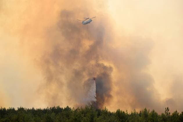 One of the two forest fires in Turkiye s Manisa was brought under control MANISA, TURKIYE - JULY 15: A helicopter sprays water as smoke rises from burning trees while air and land intervention continues against the fires that broke out in the forest areas in Manisa, Turkiye on July 15, 2025. One of the forest fires that broke out in two separate areas in the Saruhanli district of Manisa was taken under control. The forest fire in the Seyitoba neighborhood is being fought with 5 planes, 13 helicopters, 32 water trucks, 2 fire trucks, 15 water tankers and 7 heavy equipment. Kamil Tekmen Anadolu Manisa Turkey. Editorial use only. Please get in touch for any other usage.  Copyright: x2025xAnadoluxKamilxTekmenx