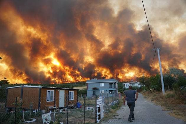 Bilder des Jahres 2025, News 07 Juli Stubble fire spreads to forest in Turkiye s Tekirdag TEKIRDAG, TURKIYE - JULY 15: Flames and smoke rise from burning trees and farmland in the immediate vicinity of residential areas as smoke from the fire area fills the sky while teams responding to the fire that started in the agricultural area and spread to the forest in Sarkoy district of Tekirdag, Turkiye on July 15, 2025. After the fire spread to the Kizilcaterzi neighborhood, residential areas were evacuated as a precaution. Mesut Karaduman Anadolu Tekirdag Turkey. Editorial use only. Please get in touch for any other usage.  Copyright: x2025xAnadoluxMesutxKaradumanx