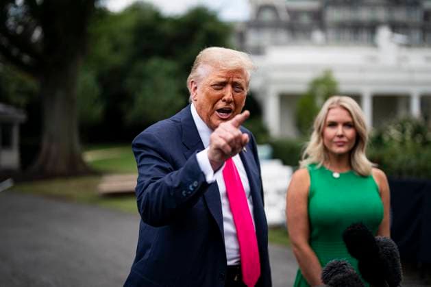 Bilder des Jahres 2025, News 07 Juli US President Donald Trump boards Marine One US President Donald Trump speaks to members of the media while joined by Karoline Leavitt, White House press secretary, on the South Lawn of the White House before boarding Marine One in Washington, DC, US, on Tuesday, July 15, 2025. Trump will announce $70 billion in artificial intelligence and energy investments in Pennsylvania on Tuesday, the latest push from the White House to speed up development of the emerging technology. Photo by Al Drago Pool ABACAPRESS.COM Washington DC  Copyright: xPool ABACAx