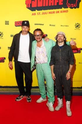 Premiere SchwarzeSchafe Marc Hosemann, Oliver Rihs and Tobias Jundt Bonaparte at the premiere of SchwarzeSchafe at the cinema in the Kulturbrauerei on 15 07 2025 in Berlin Copyright: xEventpressxKochanx