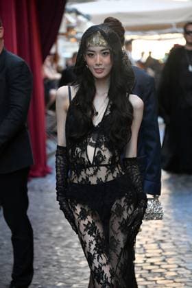 Rome, Italy: Rome, Castel Sant Angelo Dolce & Gabbana Fashion Show Event Parterre, In the photo: Guest Rome Italy  - ZUMAp169 20250715_zea_p169_259 Copyright: xVincenzoxLandix