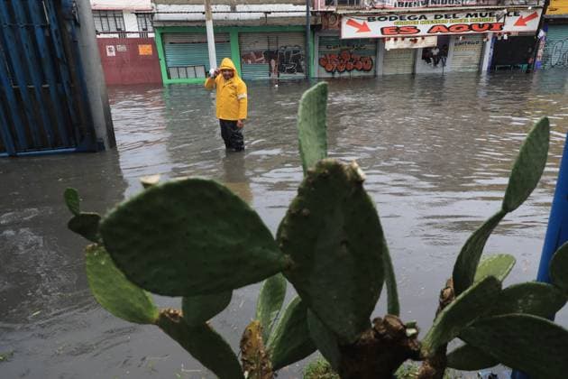 A traffic officer walks on the flooded Ignacio Zaragoza road in the Iztapalapa borough, after the storm that affected the east of the city due to heavy rains, leaving traffic disruptions for several hours. on July 15, 2025 in Mexico City, Mexico. Mexico City Mexico - ZUMAe321 20250715_zia_e321_071 Copyright: xIanxRoblesx