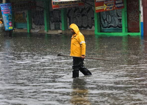 A traffic officer walks on the flooded Ignacio Zaragoza road in the Iztapalapa borough, after the storm that affected the east of the city due to heavy rains, leaving traffic disruptions for several hours. on July 15, 2025 in Mexico City, Mexico. Mexico City Mexico - ZUMAe321 20250715_zia_e321_054 Copyright: xIanxRoblesx