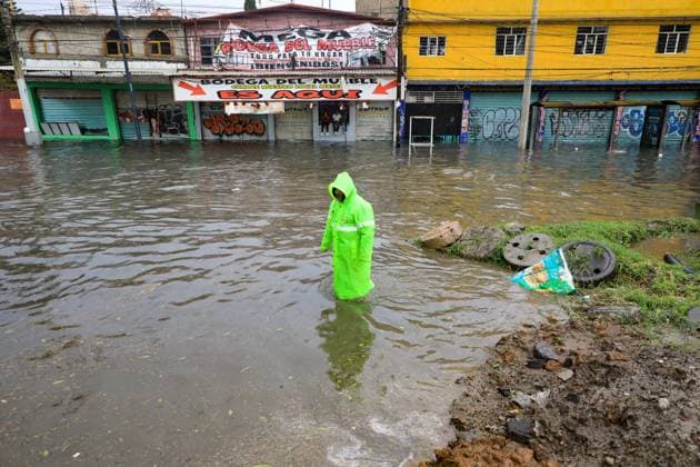 A traffic officer walks on the flooded Ignacio Zaragoza road in the Iztapalapa borough, after the storm that affected the east of the city due to heavy rains, leaving traffic disruptions for several hours. on July 15, 2025 in Mexico City, Mexico. Mexico City Mexico - ZUMAe321 20250715_zia_e321_067 Copyright: xIanxRoblesx