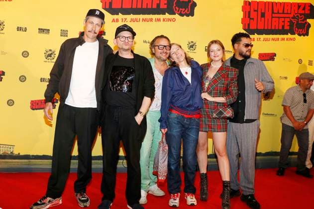 Marc Hosemann, Milan Peschel, Oliver Rihs, Jule Böwe, Jella Haase and Yasin El Harrouk at the premiere of the feature film Schwarze Schafe at the KulturBrauerei cinema in Berlin, 15 07 2025 Foto:xA.xBuggex xFuturexImagex schafe_5747