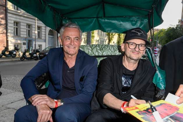 abb Robert Lohr and Milan Peschel Actors sit in the bicycle rickshaw as guests at the premiere of the film SchwarzeSchafe at the cinema in the Kultur Brauerei on July 15, 2025 in Berlin Berlin Germany