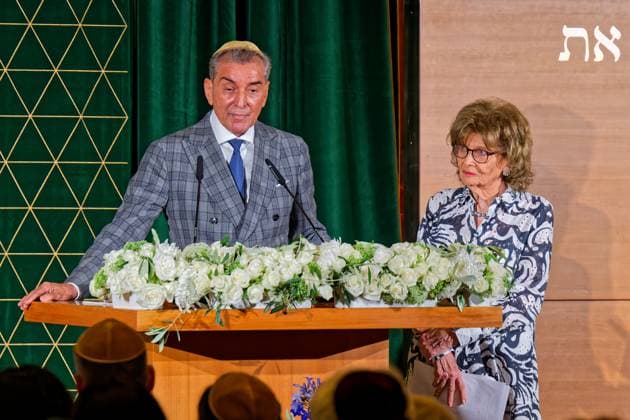Feier der Israelitischen Kultusgemeinde München und Oberbayern in der Hauptsynagoge Ohel Jakob . Festakt anlässlich des 80. Jahrestages der Wiedergründung der Israelitischen Kultusgemeinde München und Oberbayern sowie der 40-jährigen Präsidentschaft von Dr.h.c.mult. Charlotte Knobloch. Prof. Dr.Dr. Michel Friedmann mit Dr.h.c.mult. Charlotte Knobloch nach dem Festvortrag. München Bayern Deutschland *** Celebration of the Jewish Community of Munich and Upper Bavaria in the main synagogue Ohel Jakob Ceremony to mark the 80th anniversary of the re-founding of the Jewish Community of Munich and Upper Bavaria and the 40th anniversary of the presidency of Dr h c mult Charlotte Knobloch Prof Dr Dr Michel Friedmann with Dr h c mult Charlotte Knob Copyright: xRolfxPossx