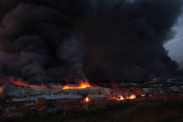 News Bilder des Tages Russians launched a massive drone attack on the Vinnytsia region overnight, Ukraine VINNYTSIA, UKRAINE - JULY 16: (----EDITORIAL USE ONLY - MANDATORY CREDIT - VINNYTSIA REGIONAL MILITARY ADMINISTRATION HANDOUT - NO MARKETING NO ADVERTISING CAMPAIGNS - DISTRIBUTED AS A SERVICE TO CLIENTS----) Smoke and flame rises following the Russian drone attack on the Vinnytsia region of Ukraine on July 16, 2025. Some of drones struck facilities of civilian industrial infrastructure. At least eight people were injured. Vinnytsia Reg. Military Admin. Anadolu Vinnytsia Ukraine. Editorial use only. Please get in touch for any other usage.  Copyright: x2025xAnadoluxVinnytsiaxReg.xMilitaryxAdmin.x