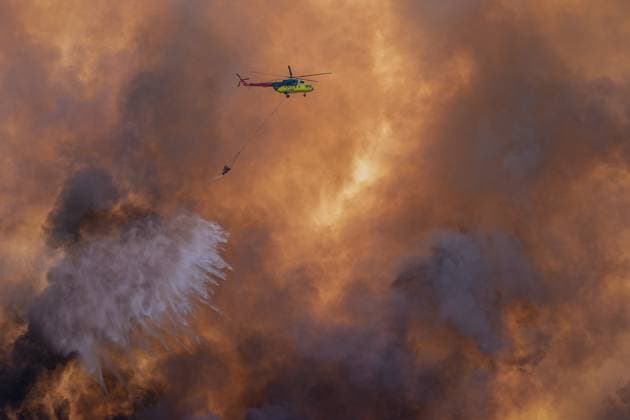 Bilder des Jahres 2025, News 07 Juli News Bilder des Tages Wildfires rage across Turkiye s Marmara spread to Canakkale CANAKKALE, TURKIYE - JULY 16: Firefighting efforts continue to extinguish a forest fire that spread from agricultural land in Tekirdag to Gelibolu district of Canakkale, Turkiye on July 16, 2025. Aerial and ground teams continue to fight the blaze as smoke rises over the charred woodland. Sergen Sezgin Anadolu Canakkale Turkey. Editorial use only. Please get in touch for any other usage.  Copyright: x2025xAnadoluxSergenxSezginx