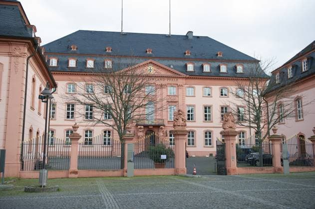 FPD-Chef Volker Wissing enthüllt ein neues Plakat für die Landtagswahl. 18.02.2016 Mainz Pressetermin vor dem Landtag: FPD-Chef Volker Wissing enthüllt ein neues Plakat für die Landtagswahl. Aussenansicht, Gebäude Mainz Mainz Rheinland-Pfalz Germany *** FPD Chief Volker Wissing unveiled a New Poster for the State election 18 02 2016 Mainz Press event before the Landtag FPD Chief Volker Wissing unveiled a New Poster for the State election Exterior view, Building Mainz Mainz Rhineland Palatinate Germany