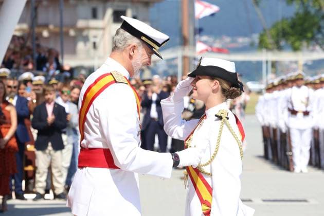 Bilder des Jahres 2025, Entertainment 07 Juli Entertainment Bilder des Tages 16-07-2025 Marin Crown Princess Leonor, with King Felipe, during the oath swearing to the Spanish flag (Jura de Bandera) and the ceremony of the royal dispatch (the Navy Merit Grand Cross) to the new officers of the Navy Academy of Marin, Pontevedra. No Spain Â  Copyright: xPPEx