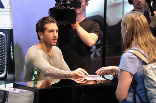 IAA Schauspieler Elyas M Barek schreibt Autogramme 22.09.2015 Frankfurt Messe Internationale Automobilausstellung 2015 : Halle 6 Schauspieler Elyas M Barek schreibt Autogramme auf dem Stand von Jeep. Frankfurt Frankfurt Hessen Germany *** IAA Actors Elyas M Barek writes Autographs 22 09 2015 Frankfurt Exhibition International Motor Show 2015 Hall 6 Actors Elyas M Barek writes Autographs at the stand from Jeep Frankfurt Frankfurt Hesse Germany