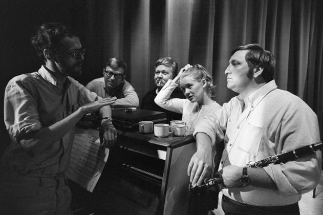Aktuell 36-4-1970 : Tre med to i. bilde 0018 Aktuell 36-4-1970 : Tre med to i. Chat Noir er snart startklar med sin hostrevy, og den har minimal besetning. Tre personer Kirsti Sparboe, Rolv Wesenlund ig Harald Heide Steen jr. skal baere det hele. Her med Bo Hermansson og Sigurd Jansen Foto: Per Ervik Aktuell NTB Foto er ikke bildebehandlet*** *Tekst er auto oversatt* Oslo Norge EDITORIAL USE ONLY Ref:gE04XGpWXTk.jpg *** Aktuell 36 4 1970 Tre med to i bilde 0018 Aktuell 36 4 1970 Tre med to i Chat Noir will soon be ready to start its coughing revue and it has a minimal cast Three people Kirsti Sparboe, Rolv Wesenlund and Harald Heide Steen jr will host the whole thing Here with Bo Hermansson and Sigurd Jansen Photo Per Ervik Aktuel 